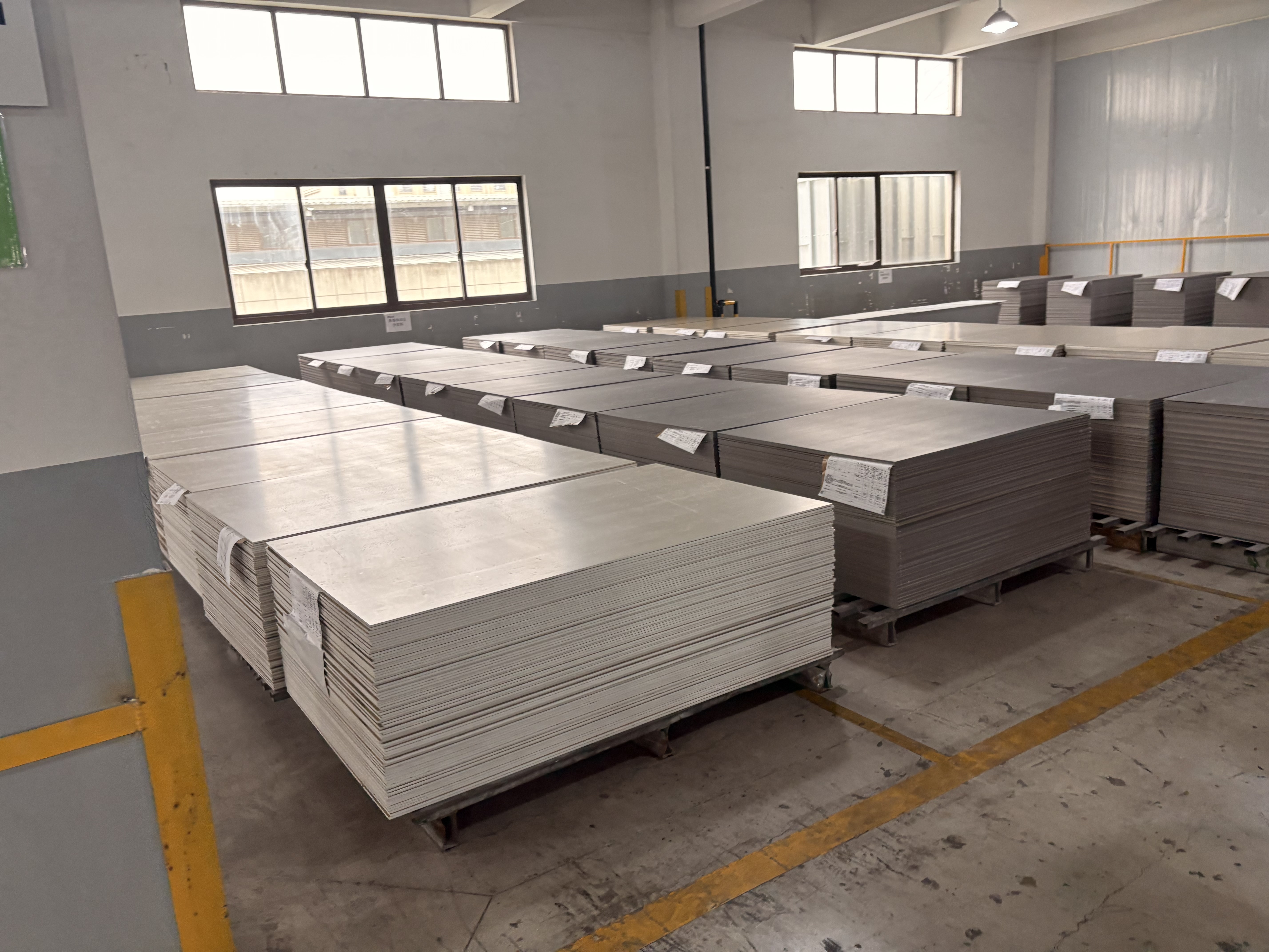 Finishing and cooling conveyor at the end of the production line